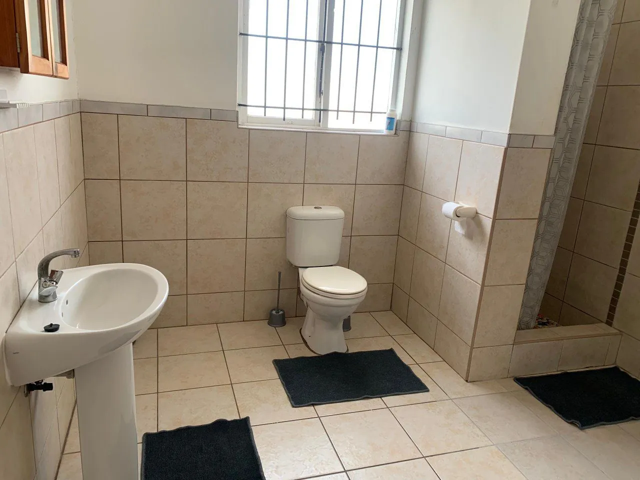 Dolphin Guesthouse thumbnail 2